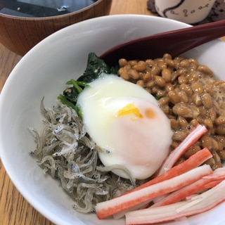 混ぜて食べてね☆納豆の彩りどんぶり